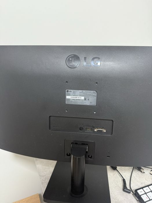 Монитор LG для компьютера.