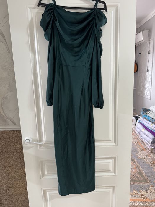 Платье с вырезом