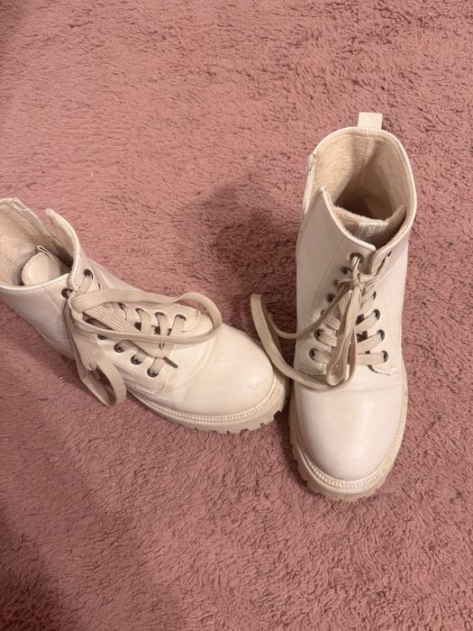 Боти в бежов цвят