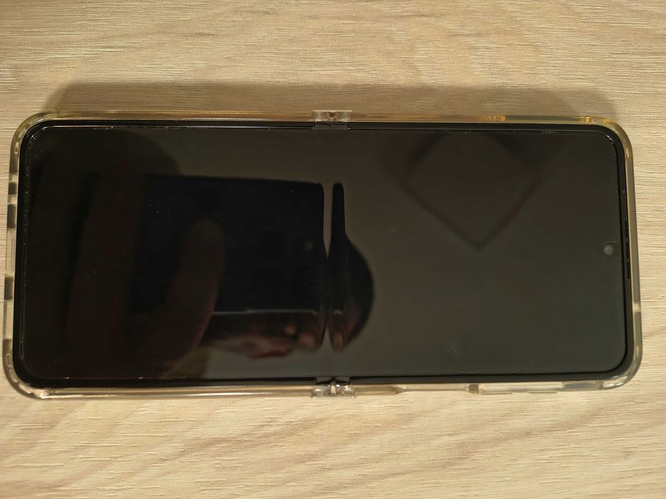 Samsung Z Flip 4 с нов дисплей и батерия