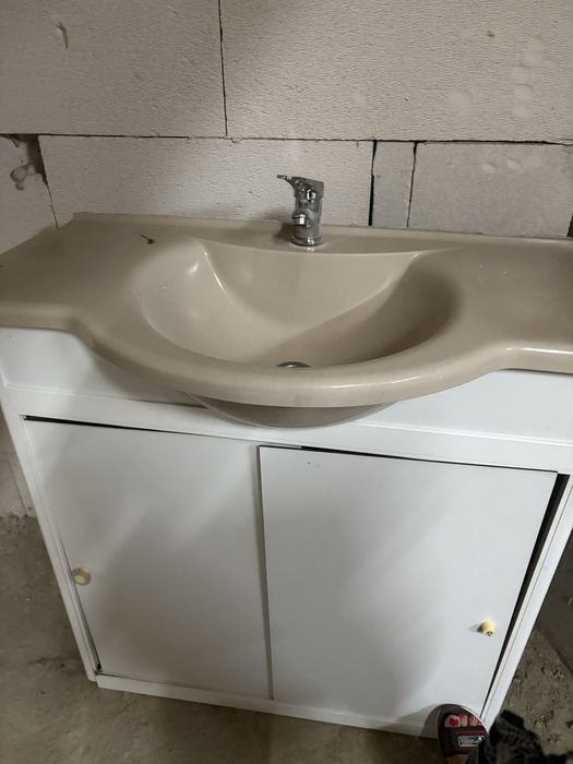 Мивка със шкаф в добро състояние