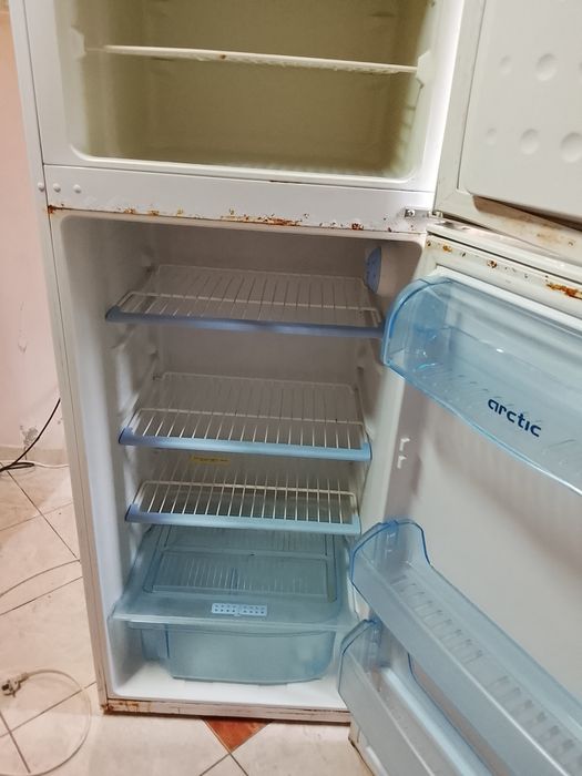 Vând frigider Artic
