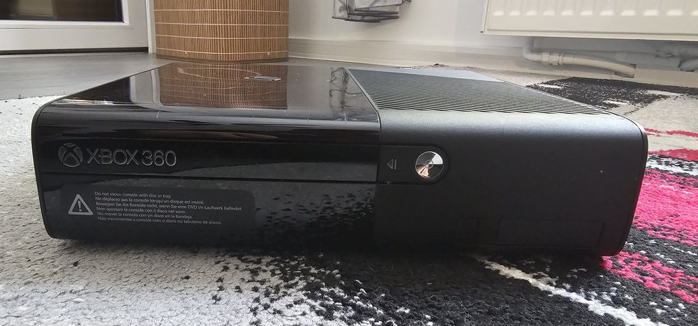 Xbox 360 E 500GB cu toate acesoriile,fara controller