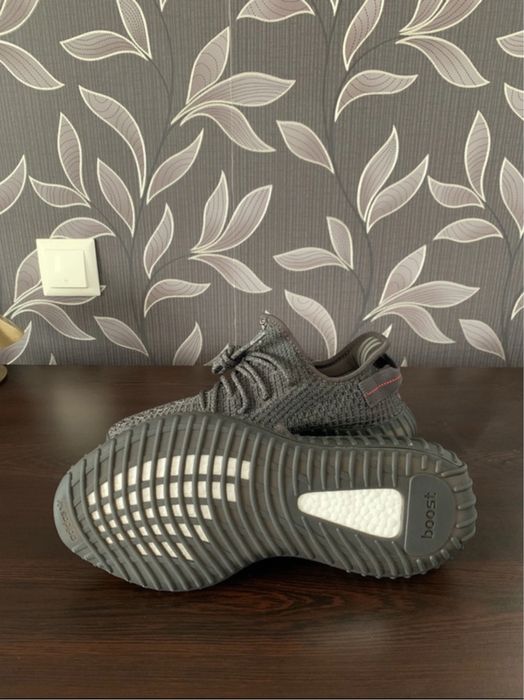 Yeezy 350 noi cu eticheta