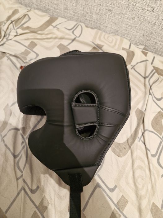 Новый, неношенный боксерский шлем