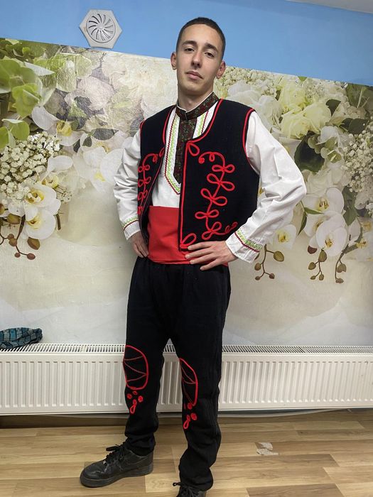 Мъжка народна носия със ширити