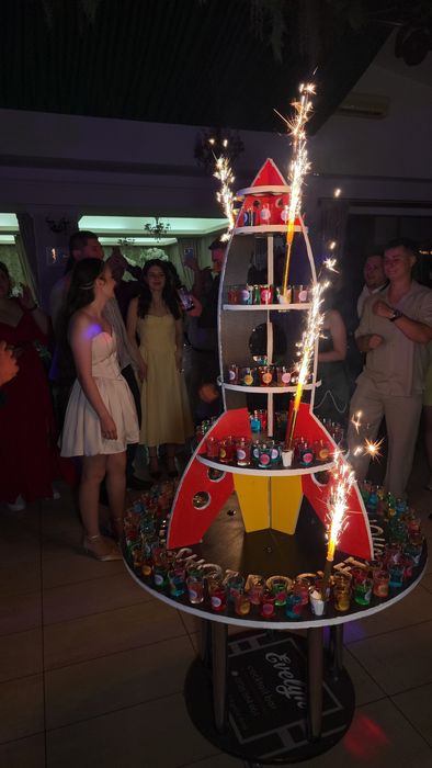 TORT Shot Rocket by Evelyn Cocktailbar (rachetă de 170 shot-uri ).