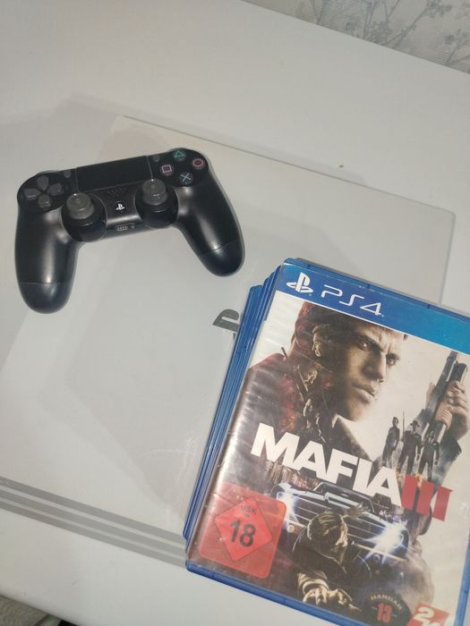 Продам PS4 Pro с доп дисками с геимпадом