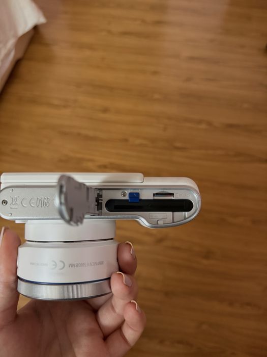 Aparat foto Mirrorless Samsung NX3000 Alb + Obiectiv 16-50mm + Bliț Extern | Stare Excelentă