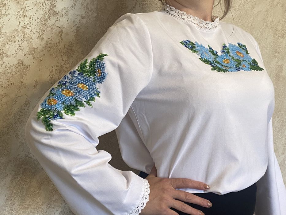 Ie cusuta manual cu margele