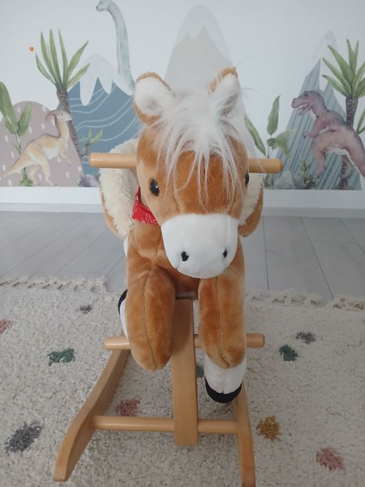 Căluț balansoar pentru bebeluși