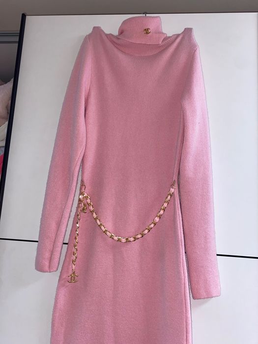 Розова рокля за повод