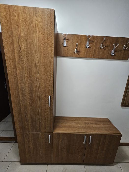 Портманто с шкаф за обувки, закачалки за палта и якета и огледало.