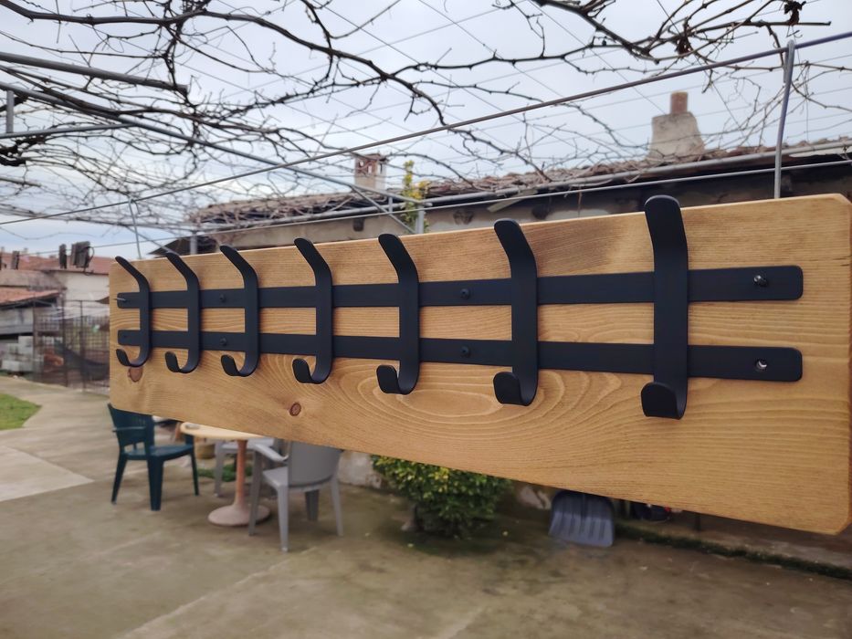 Стенни закачалки от масив