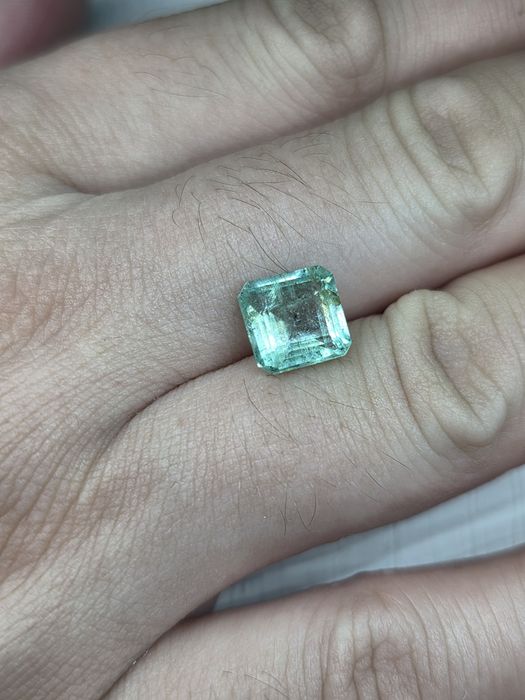 Продам камень изумруд