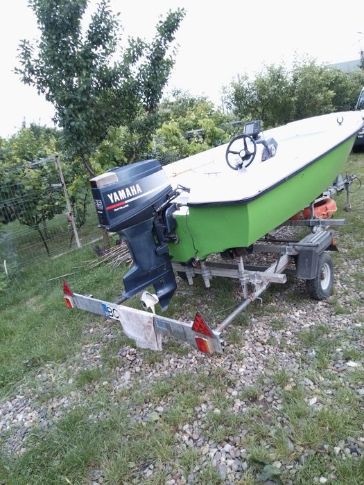 Ansamblu barcă motor și peridoc înmatriculat