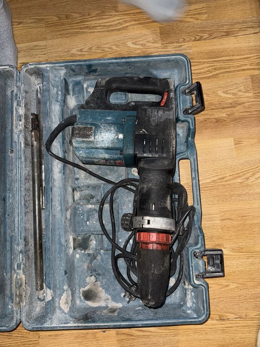 Ciocan demolator Makita