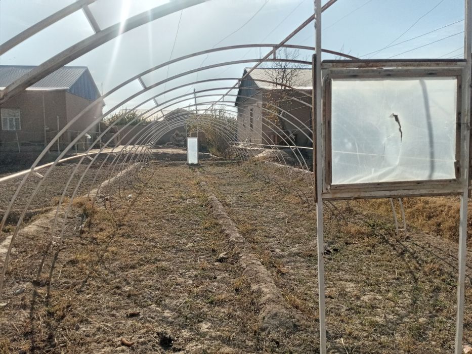 Теплица сотилади плёнкаси билан