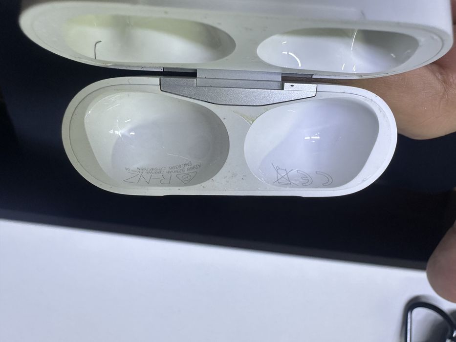 Airpods pro кейс и левый наушник