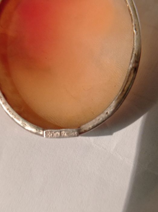 Vând sau schimb obiecte vechi.Preț în funcție de obiectul ales.