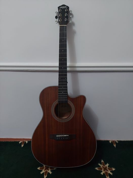 Yangi gitara sotiladi