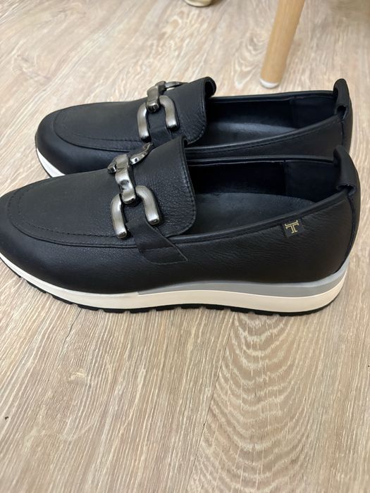 Кроссовки женские