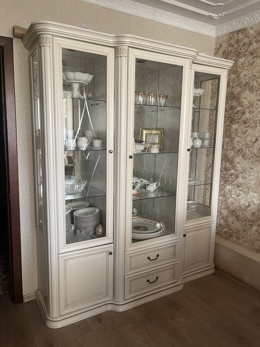 Витрина, стол, 8 стульев