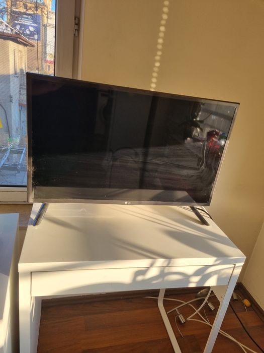 Смарт телевизор LG 32 INCH
+ дистанционно