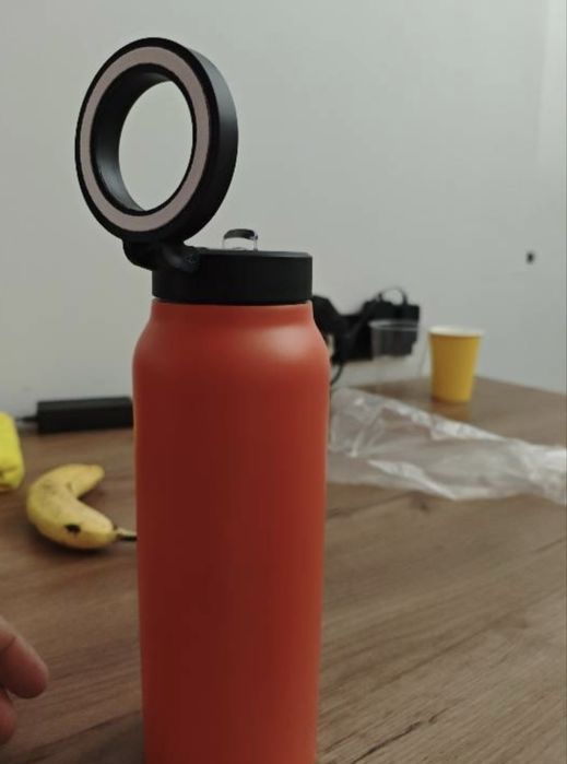 Бутылка для воды с MagSafe