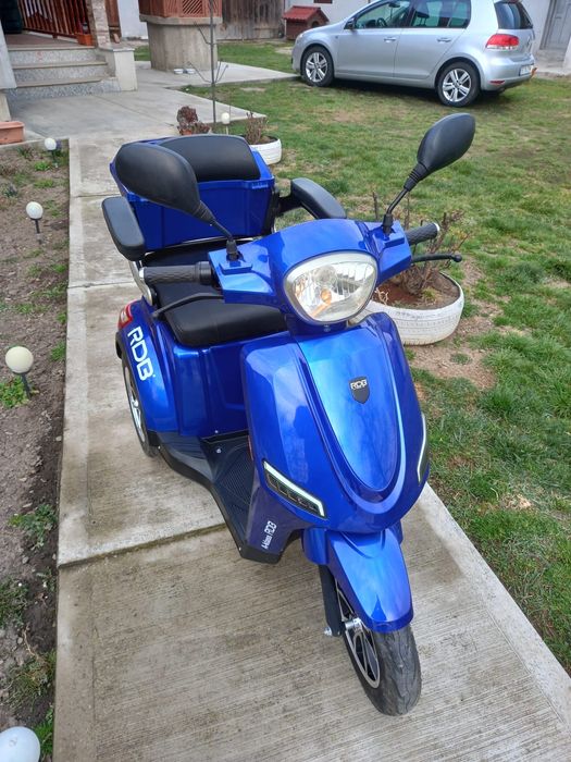 Vand triciclu electric perfect funcțional folasit doar un an și jumata