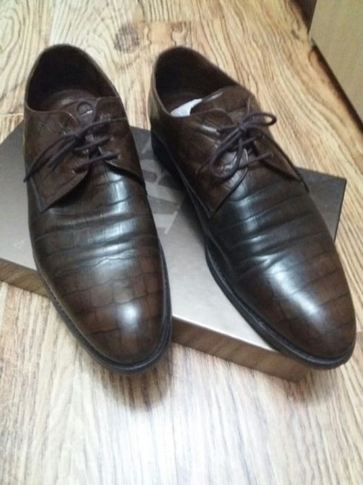 Продается мужская обувь.