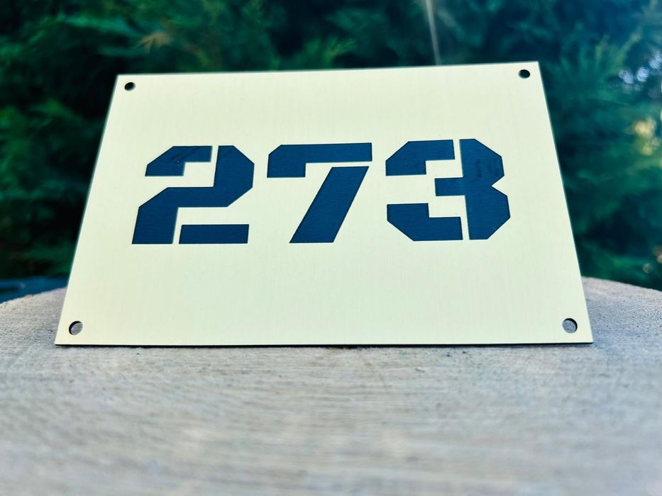 Placuta număr casa, ecusoane, brelocuri