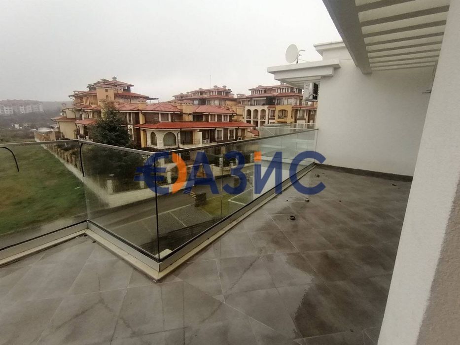 Два 2-стайни апартамента на 4-ти етаж със страничен изглед към морето