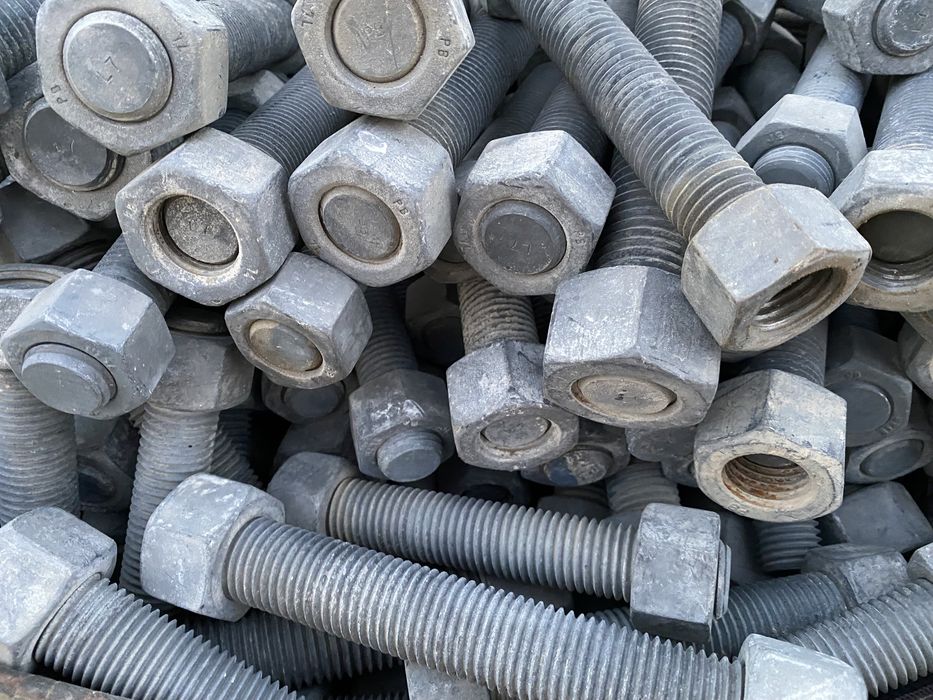 Продам шпильки гайки