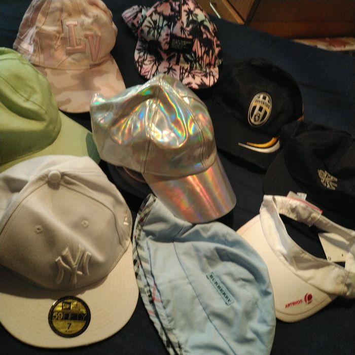 Шапки с козирка с 5 светлодиода и още много други