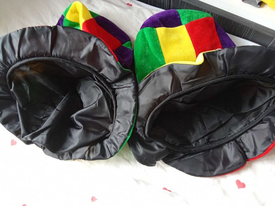 Две шапки за деца до 7 г. за 8 евро.