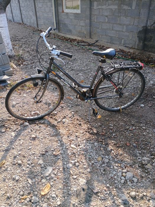 Продават се и двете.