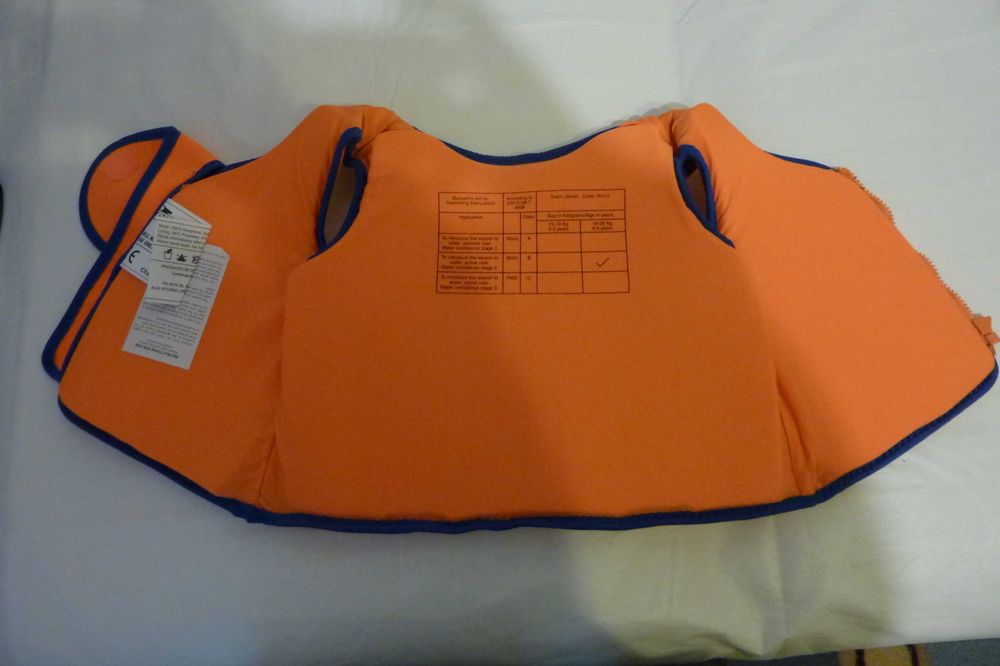 Produs conceput pentru înot. Asigură flotabilitate  copii de 4- 5 ani