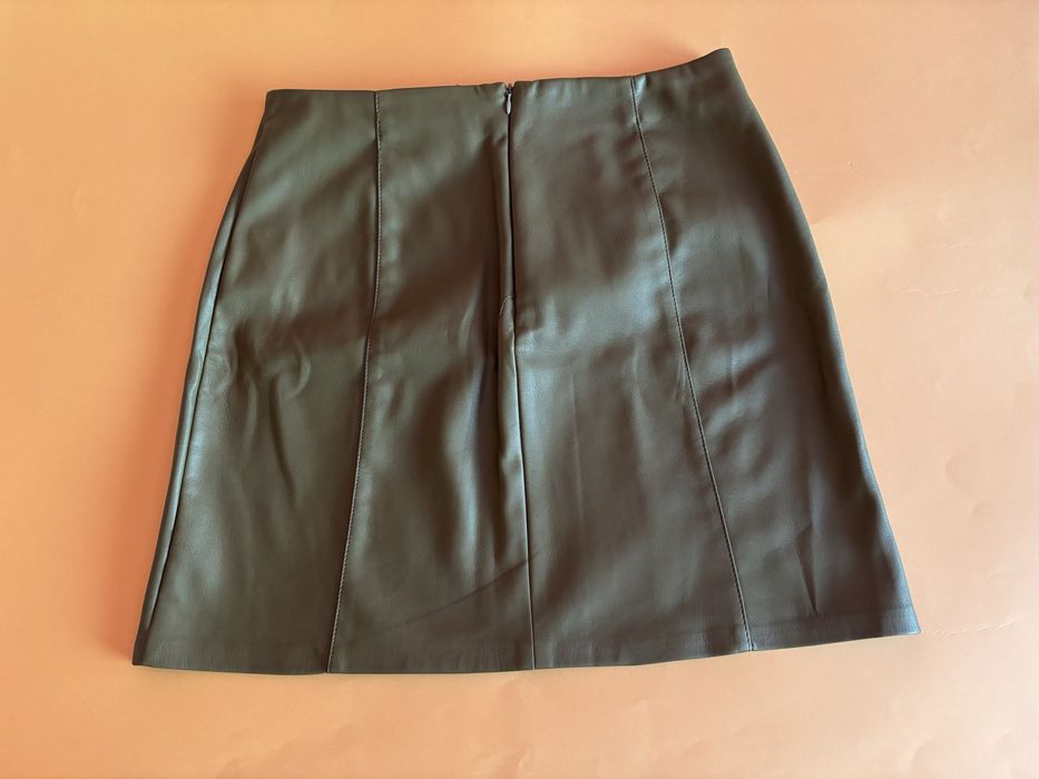 Стилна кожена пола