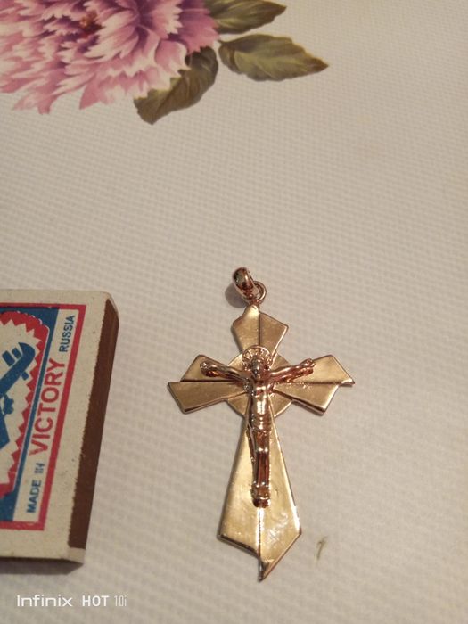 Большой тяжёлый крестик.