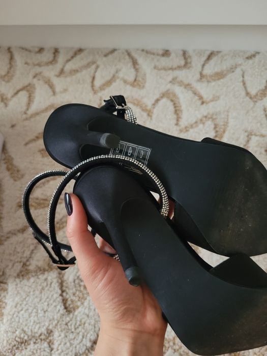 Pantofi negri eleganti cu toc