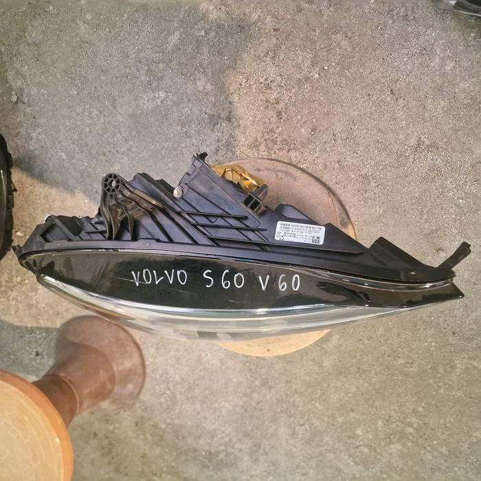 Volvo S60 V60  2021 десен фар