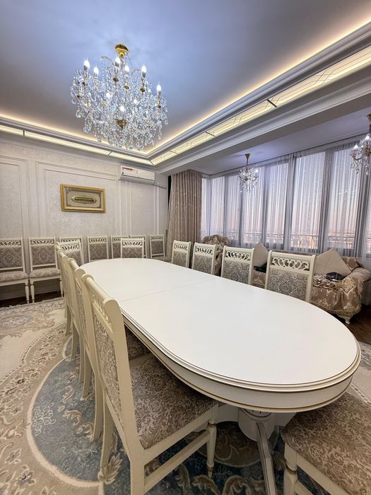 Стол и стулья в гостинную