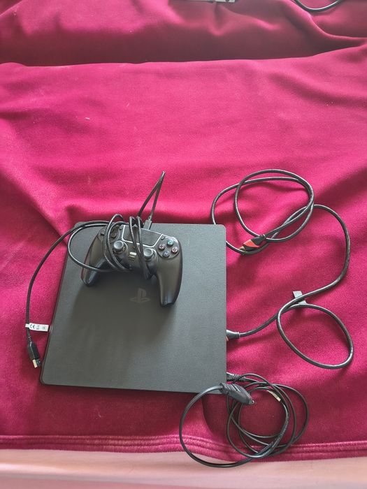 Vând PlaYStation 4 slim cu maneta