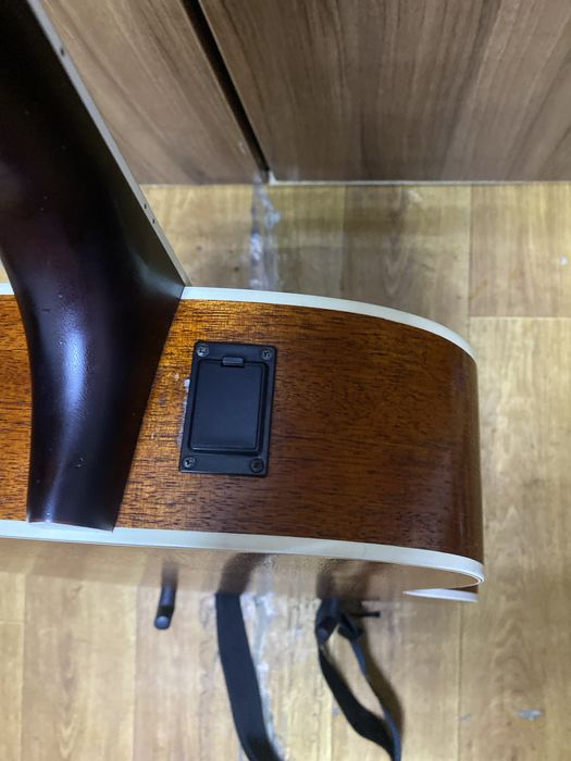 Cort gitara sotiladi