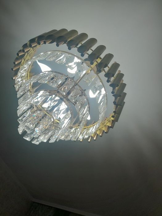 Продаётся новая люстра