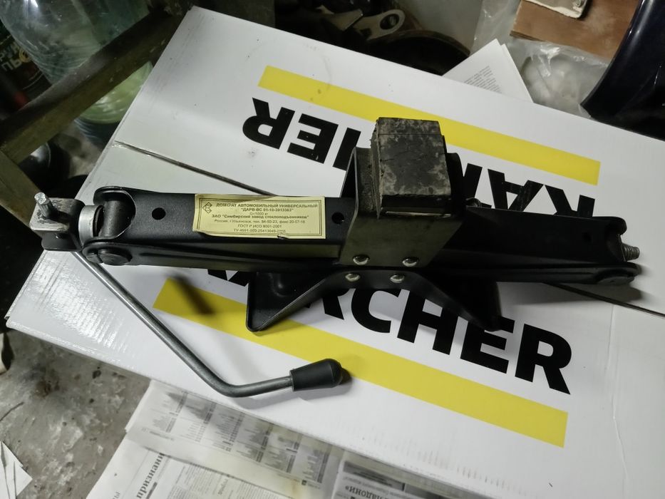 Домкрат универсальный 1 тон.