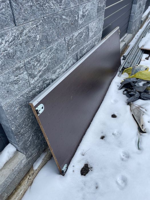 Ușa de dulap cu oglindă și rama metalică