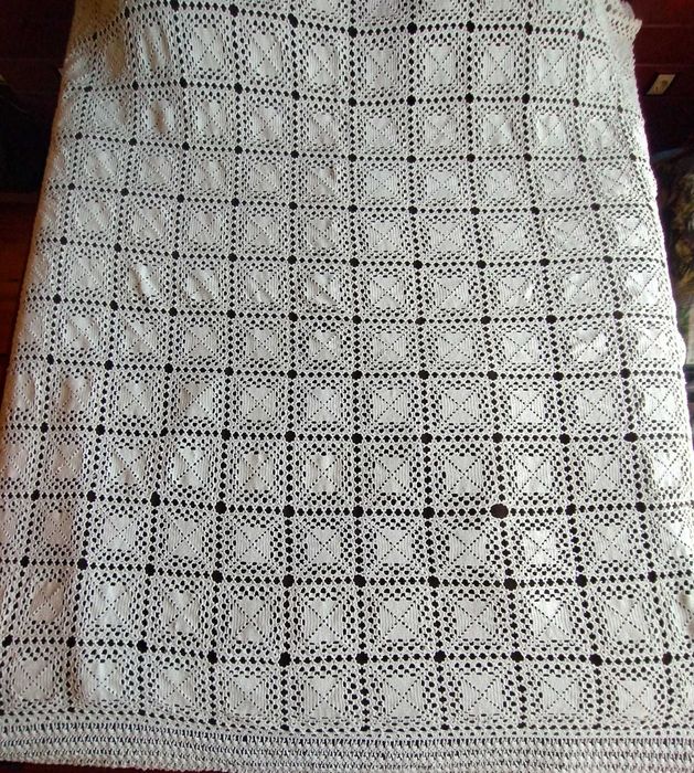 Голямо ръчно плетено покривало за легло