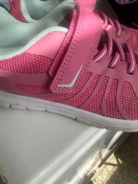 Продаю кроссовки девочковые синие и розовые